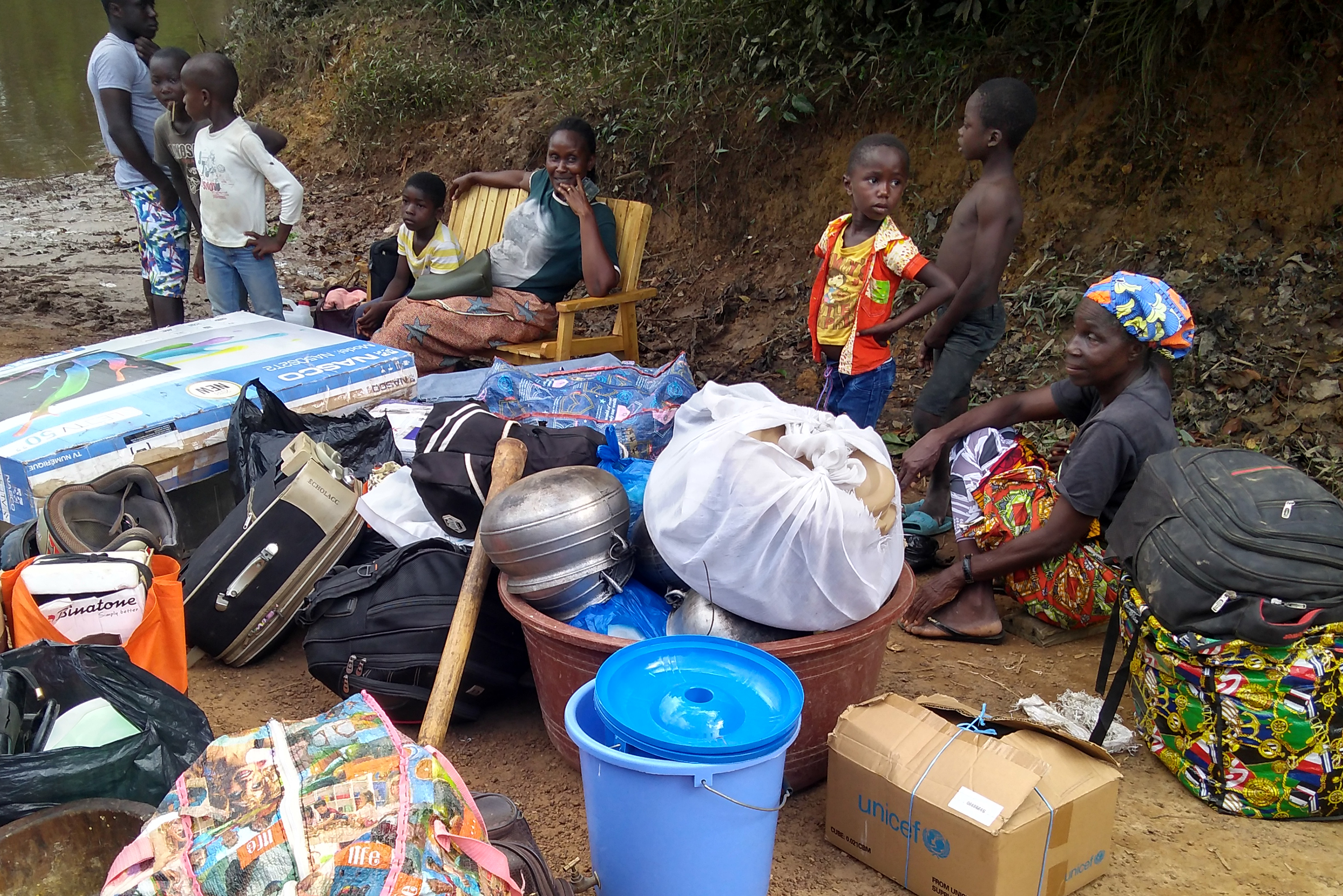 Asylum seekers fleeing political tension wait at the Buutuo border crossing in Liberia.