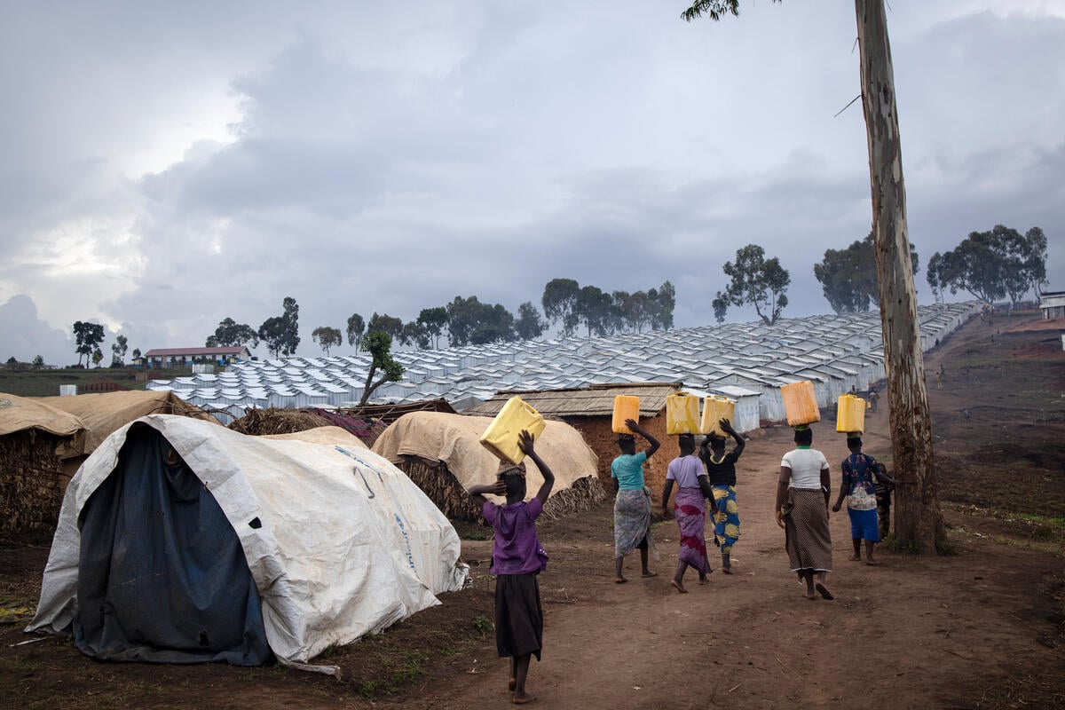 République démocratique du Congo. Les femmes déplacées récupèrent de l'eau.