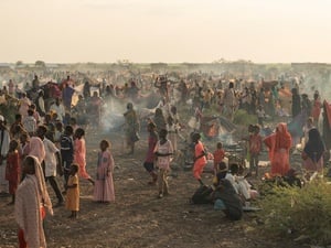 A large group of South Sudanese returnees and Sudanese refugees outside