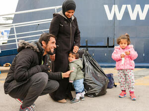 Greece. ESTIA programme transfers family from Samos to mainland