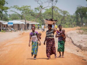 Zambia. UNHCR Chief meets Congolese and local traders at Mantapala market
