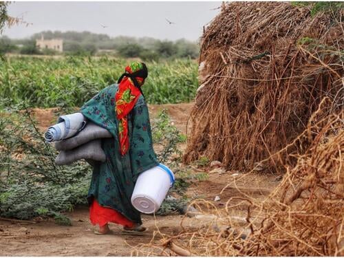 Displaced people in Yemen receive assistance during COVID-19 pandemic.