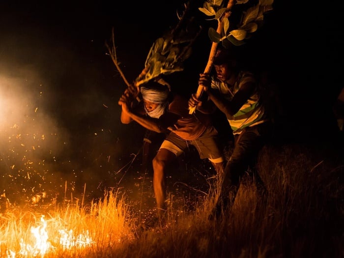 Mauritania. Refugee volunteers wage fight against bush fires near Malian camp