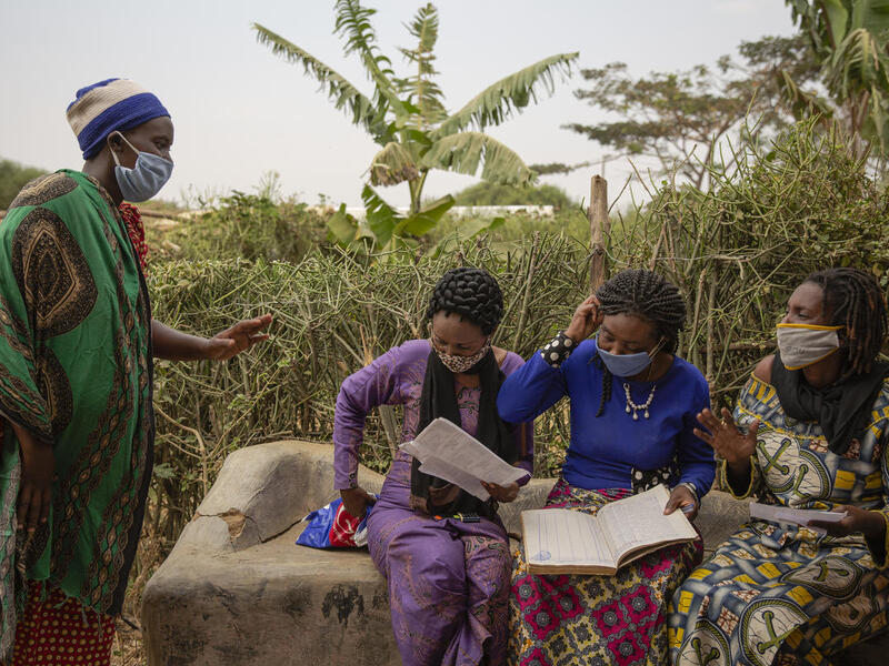  Some of the refugee women mentored by Nansen Refugee Award Regional Winner for Africa, Sabuni Francoise Chikunda, have founded the Heriyetu Foundation at Nakivale settlement in Uganda – a group that has launched a wine-making business, pharmacy and savings and loans programme. 