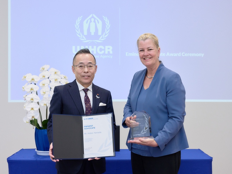 Hideo Yamada is presented with an Eminent Advocate Award by Kelly T. Clements