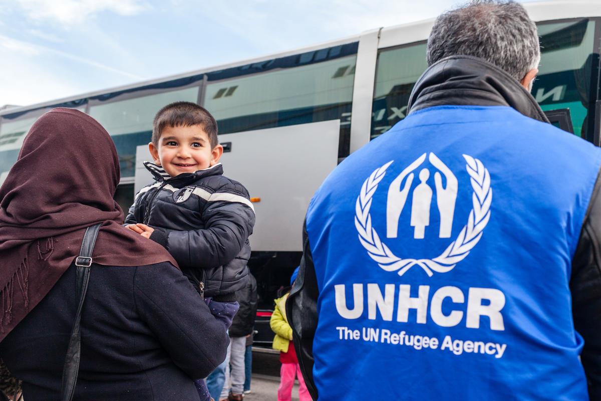 Greece. ESTIA programme transfers family from Samos to mainland