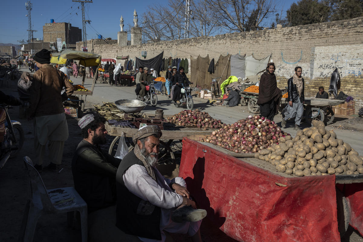 Pakistan. High Commissioner for Refugees visits Afghan refugees in Quetta