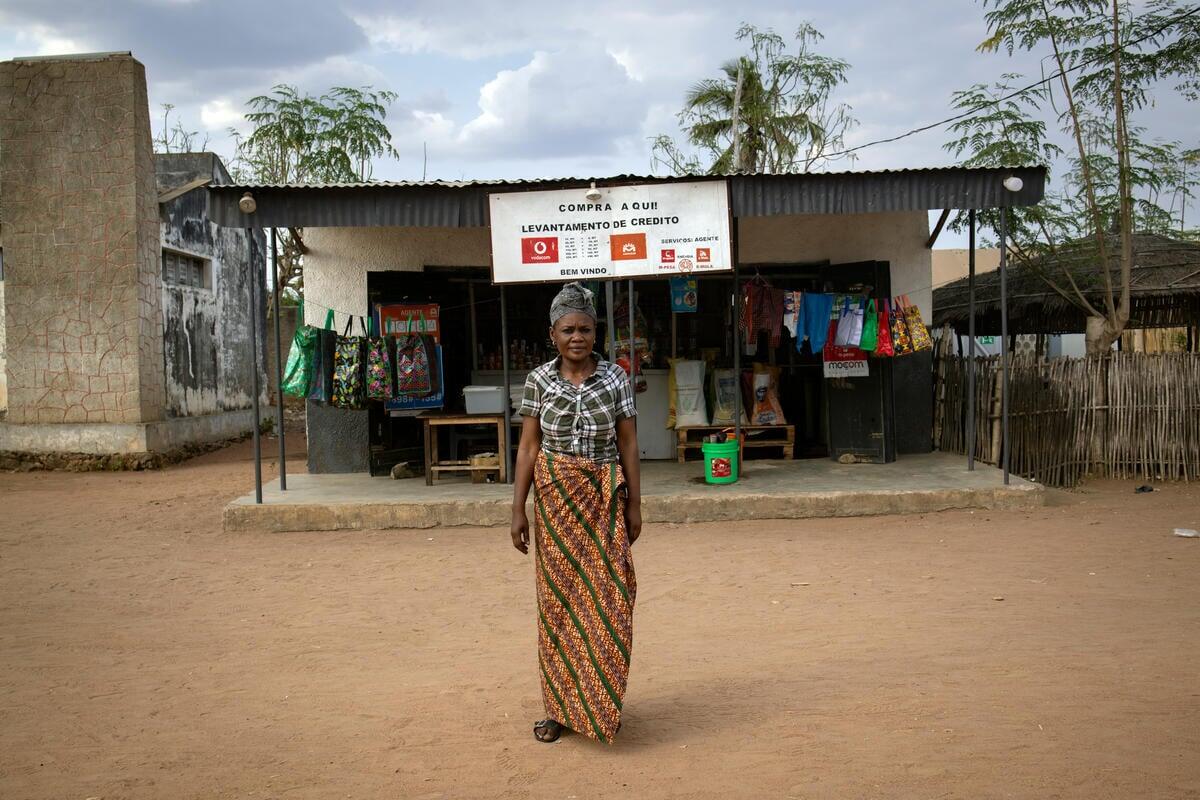 Charlotte Fatuma frente a su tienda en el asentamiento de refugiados de Marratane.