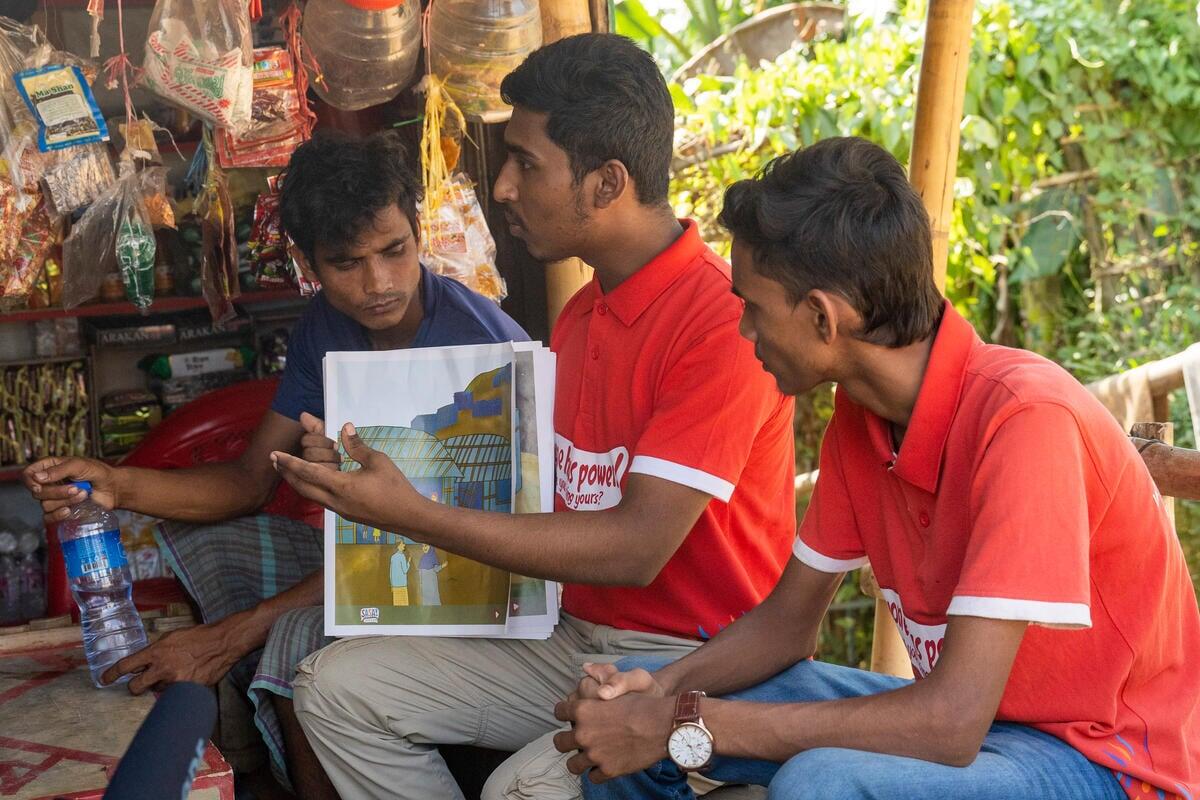 Mohammed Jaber (al centro) trabaja con hombres rohingyas para ayudarles a comprender las consecuencias de la violencia de género.