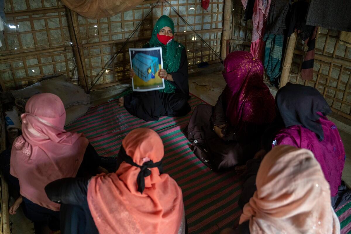Beauty dirige una sesión de sensibilización con otras mujeres rohingyas.