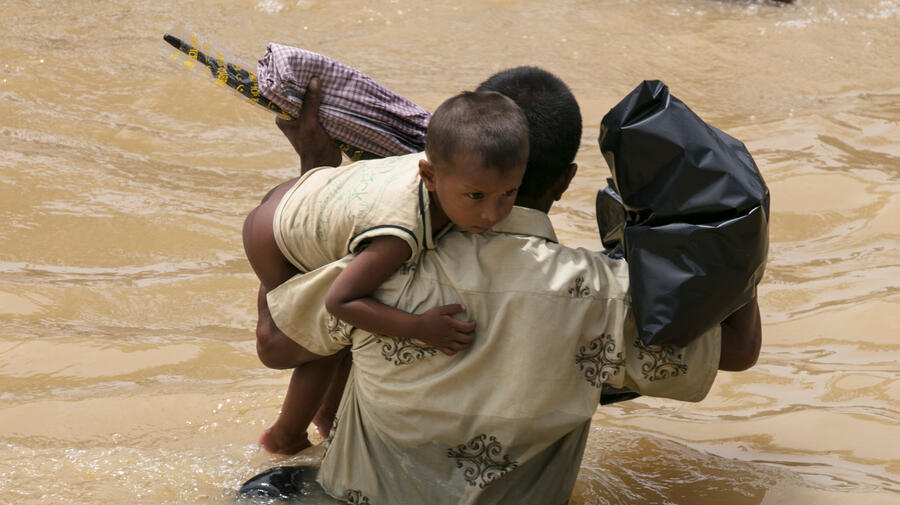Bangladesh : Rohingya Refugees Flood Into Bangladesh