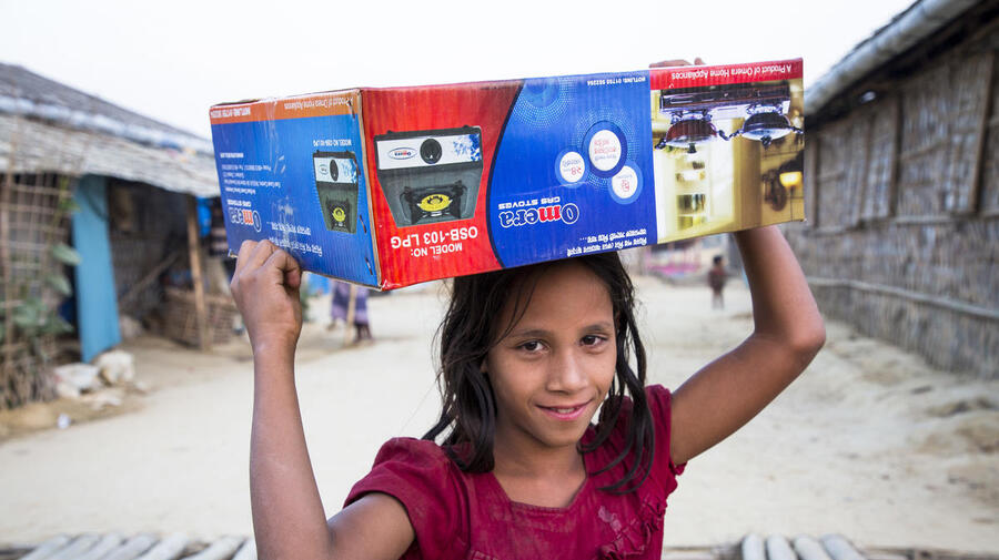 Bangladesh. Rohingya Receive Gas Stoves