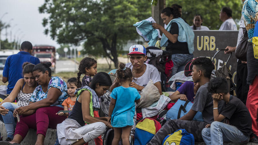 Colombia. Venezuelans risk life and limb to seek help in Colombia