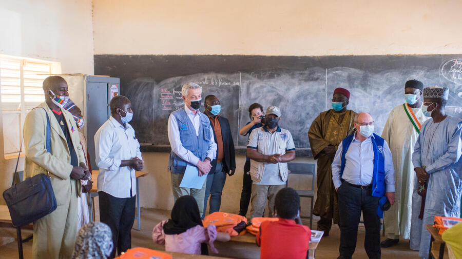 Niger. High Commissioner and head of IOM visit UNHCR projects in northern town