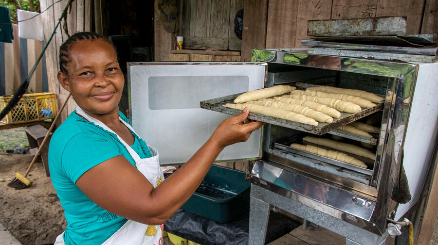 Ecuador. The Colombian refugee who loves her plants