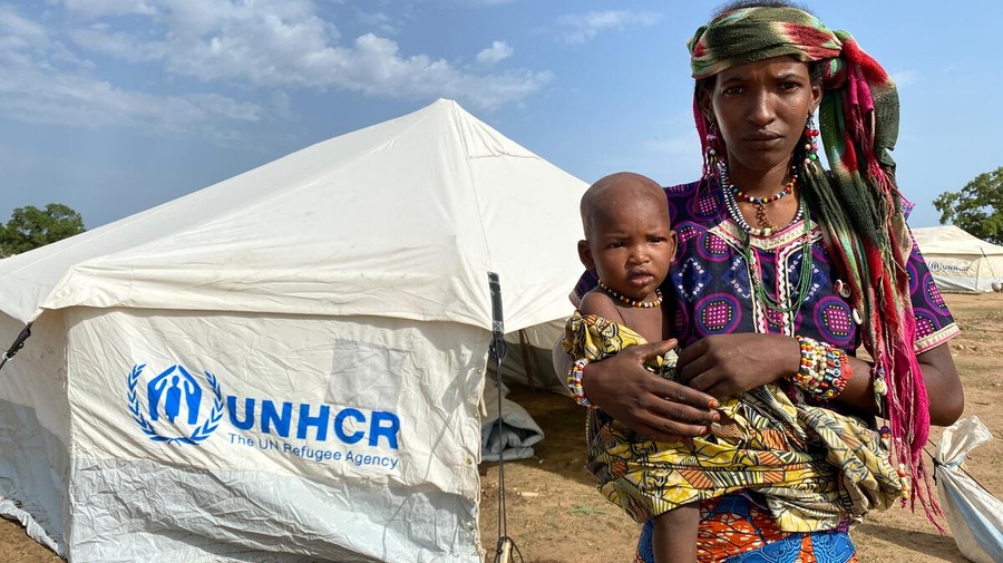 Personas refugiadas de la República Centroafricana y Sudán del Sur reciben alojamiento de emergencia en el campamento de El Radoum, en Darfur del Sur, Sudán.