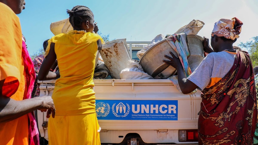 Sudán del Sur. Personas desplazadas internas en Malakal cargan las pertenencias que les quedan en una camioneta de ACNUR para ser transportadas al sitio de Protección de Civiles.