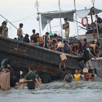Rohingya-vluchtelingen gaan in november 2023 van boord van een schip in Ulee Madon, in Noord-Atjeh, Indonesië.