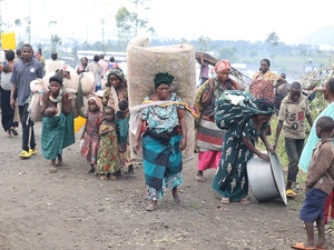 Mwamini Maheshe, 45 ans, mère de 10 enfants, déplacée de Sake, arrive à Mugunga