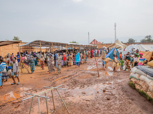 Pas aangekomen Congolese vluchtelingen wachten om geregistreerd te worden bij een door UNHCR ondersteund opvangcentrum in Rugombo, Burundi.