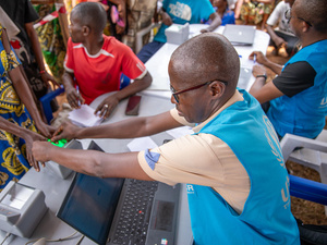 In Rugombo helpt een team van UNHCR met het registreren van mensen die aankomen uit de Democratische Republiek Congo.