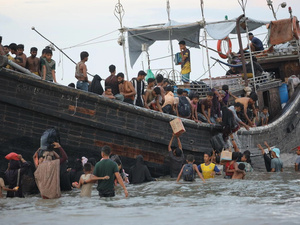 Rohingya-vluchtelingen gaan in november 2023 van boord van een schip in Ulee Madon, in Noord-Atjeh, Indonesië.