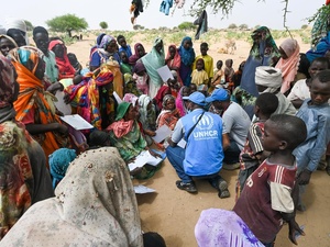 Des centaines de réfugiés soudanais nouvellement arrivés se rassemblent pour une distribution de nourriture sur le site de Koufroun, dans la région de Ouaddai, au Tchad.