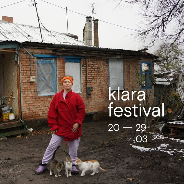 Nadiia in front of het destroyed house in Ukraine