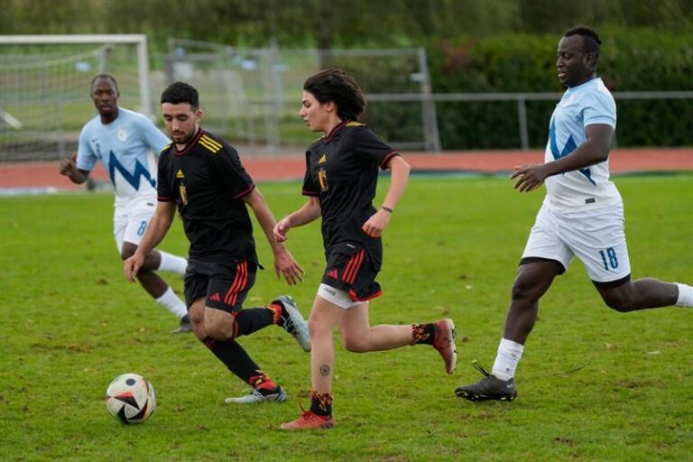 Qeneb et Larisa, deux réfugiées originaires de Syrie, en pleine action lors du Unity EURO Cup