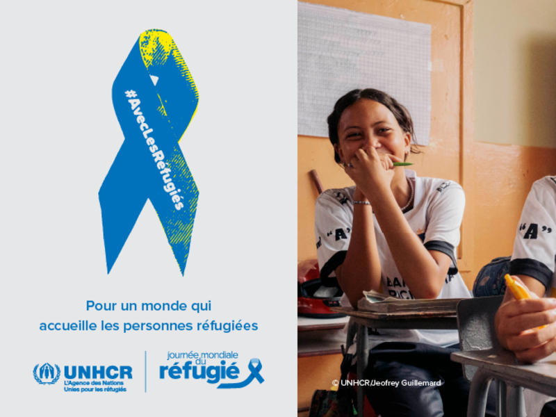 À droite, une photo de deux jeunes filles souriantes, assises à leur bureau dans une salle de classe. À gauche, un ruban bleu portant l'inscription « Avec les réfugiés ». Le texte sous le ruban dit : « Pour un monde qui accueille les personnes réfugiées ».