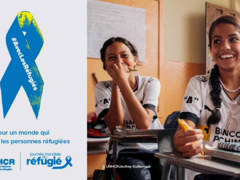image divisée en deux. À gauche, un ruban bleu et vert portant le hashtag « #AvecLesRéfugiés », au-dessus du message « Pour un monde qui accueille les personnes réfugiées », avec le logo du UNHCR et le visuel de la World Refugee Day. À droite, deux adolescentes souriantes sont assises à leur pupitre dans une salle de classe, un stylo à la main, avec des cahiers ouverts devant elles.