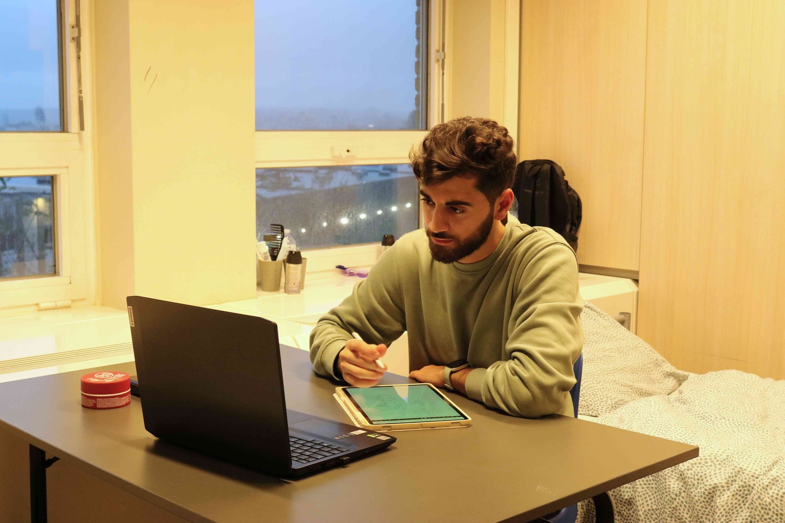 Munib, from Syria, found safety at the Triomphe shelter after spending a month on the streets. There, he began recovering, started Dutch lessons  and hopes to continue  his engineering studies soon.