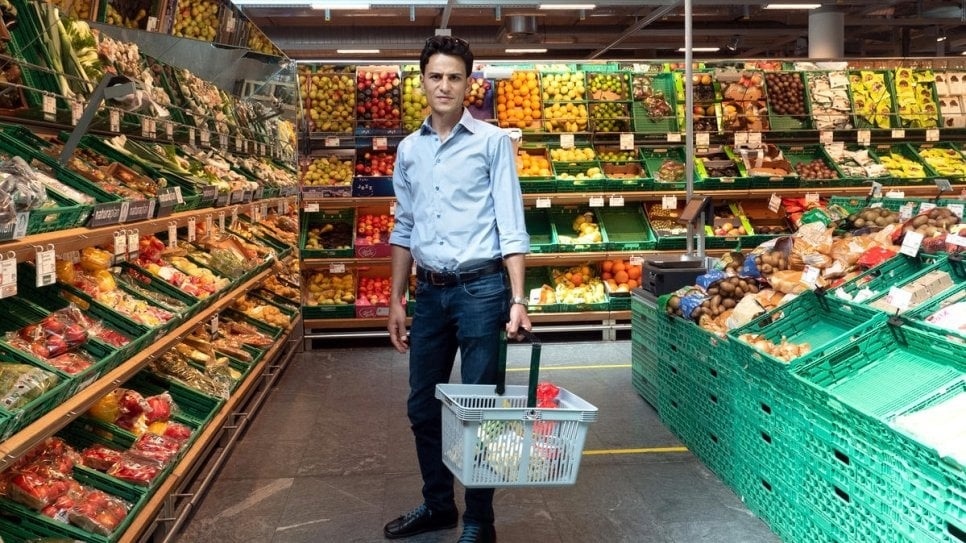 Shadi Shhadeh, een van de zes panelleden, winkelt in een supermarkt in Genève, Zwitserland. Met Syrische medevluchtelingen levert hij tijdens de Covid-19-pandemie voedsel en voorraden aan kwetsbare mensen. © UNHCR/Elisabet Diaz Sanmartin