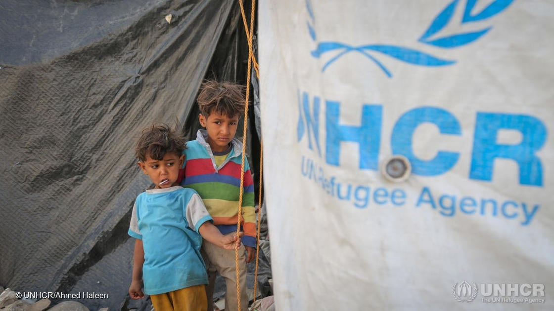 Deze twee Jemenitische broers zijn binnen hun eigen land op de vlucht. Samen met hun moeder en vader wonen ze tijdelijk in de hoofdstad van Jemen, Sana'a.