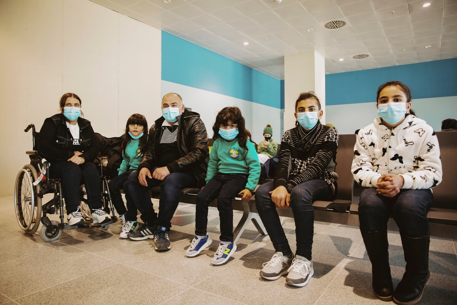 Een Yezidi-gezin op de luchthaven van Mytilene, wachtend op hun vlucht naar Duitsland. © UNHCR/Achilleas Zavallis