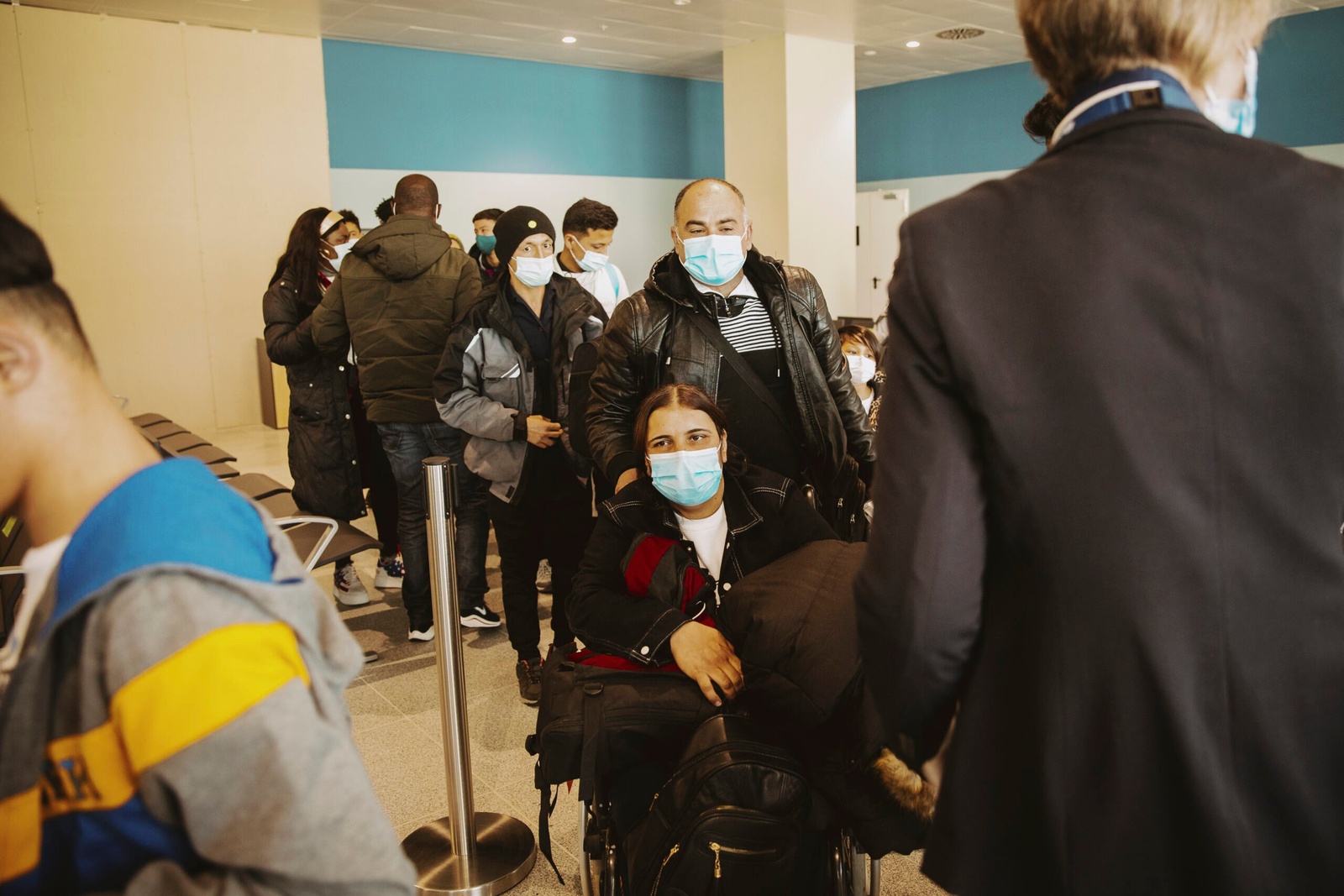 Een Yezidi-gezin op de luchthaven van Mytilene, wachtend op hun vlucht naar Duitsland. © UNHCR/Achilleas Zavallis