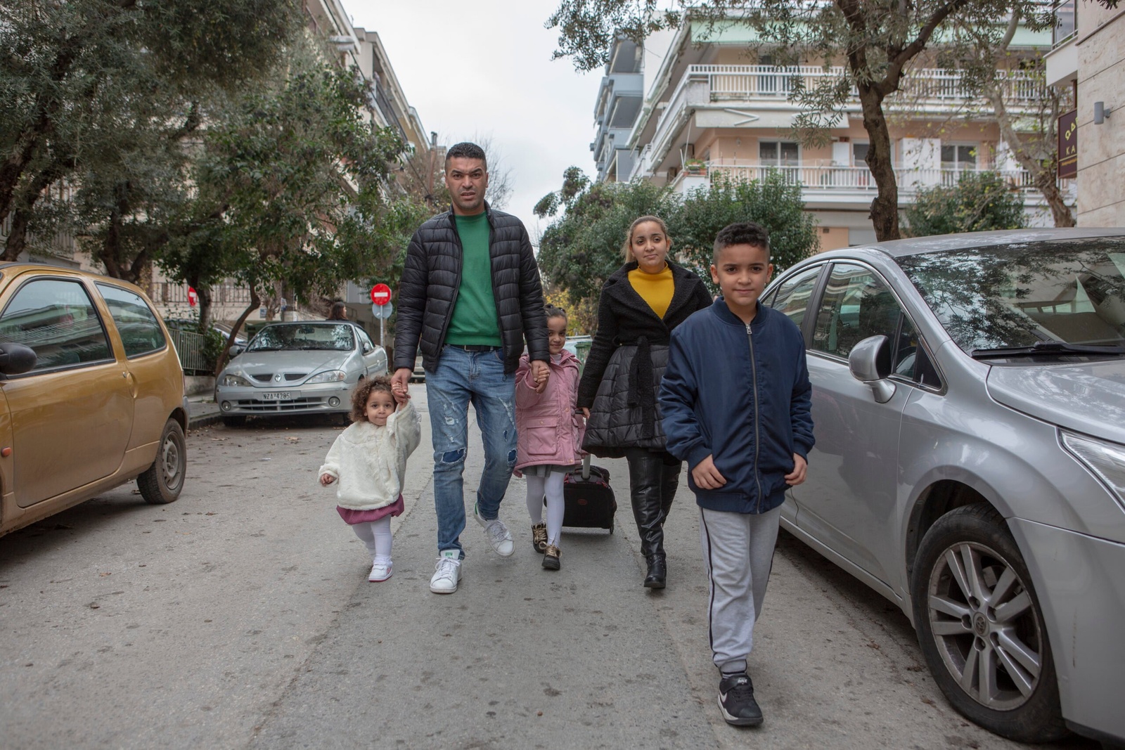Mounir et Aya, demandeurs d'asile algériens, ont été transférés avec leurs enfants à Thessalonique, en Grèce. © UNHCR/Yorgos Kyvernitis