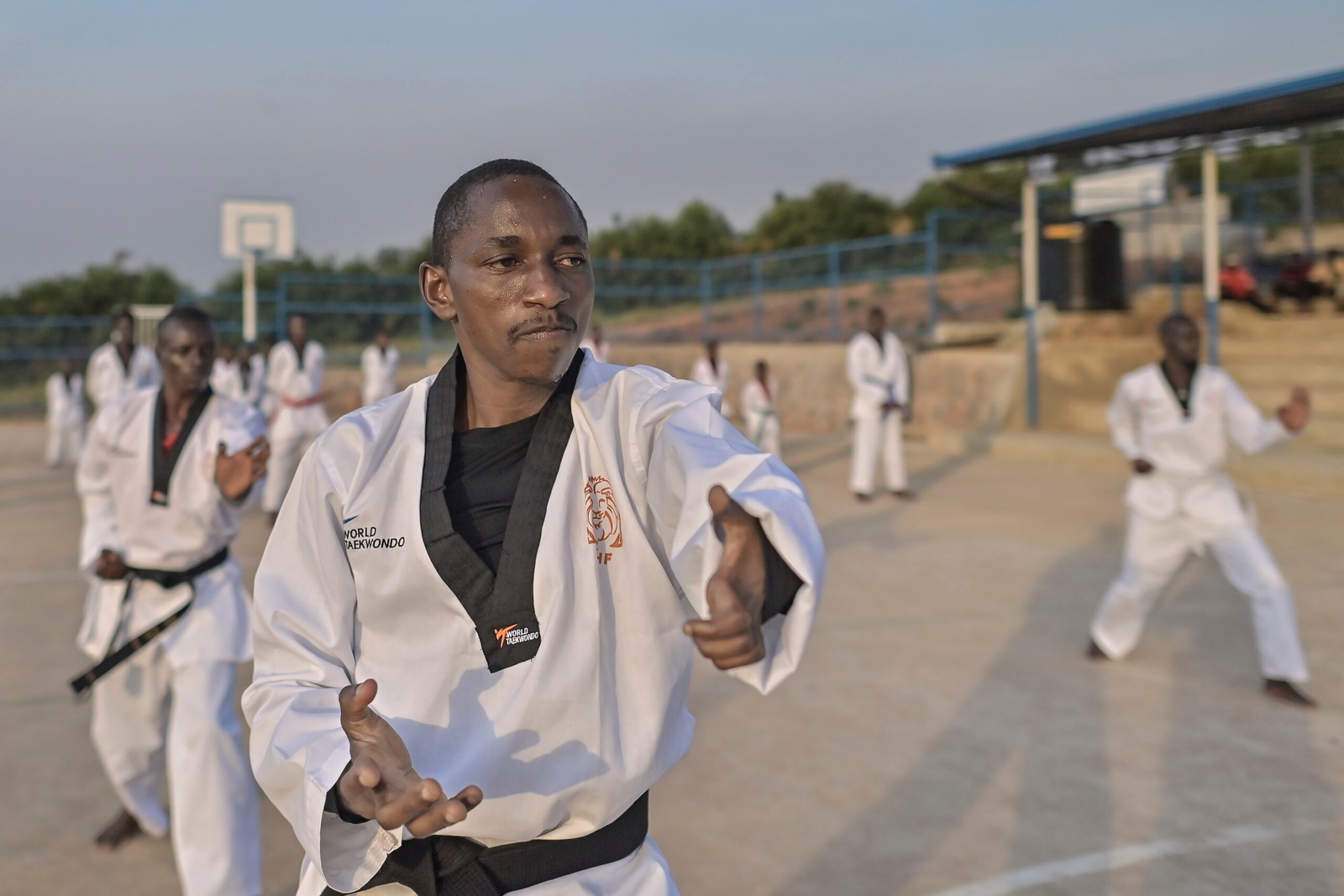 Le réfugié burundais Parfait Hakizimana lors d'une séance d'entraînement de taekwondo au camp de réfugiés de Mahama, au Rwanda. © UNHCR/Anthony Karumba