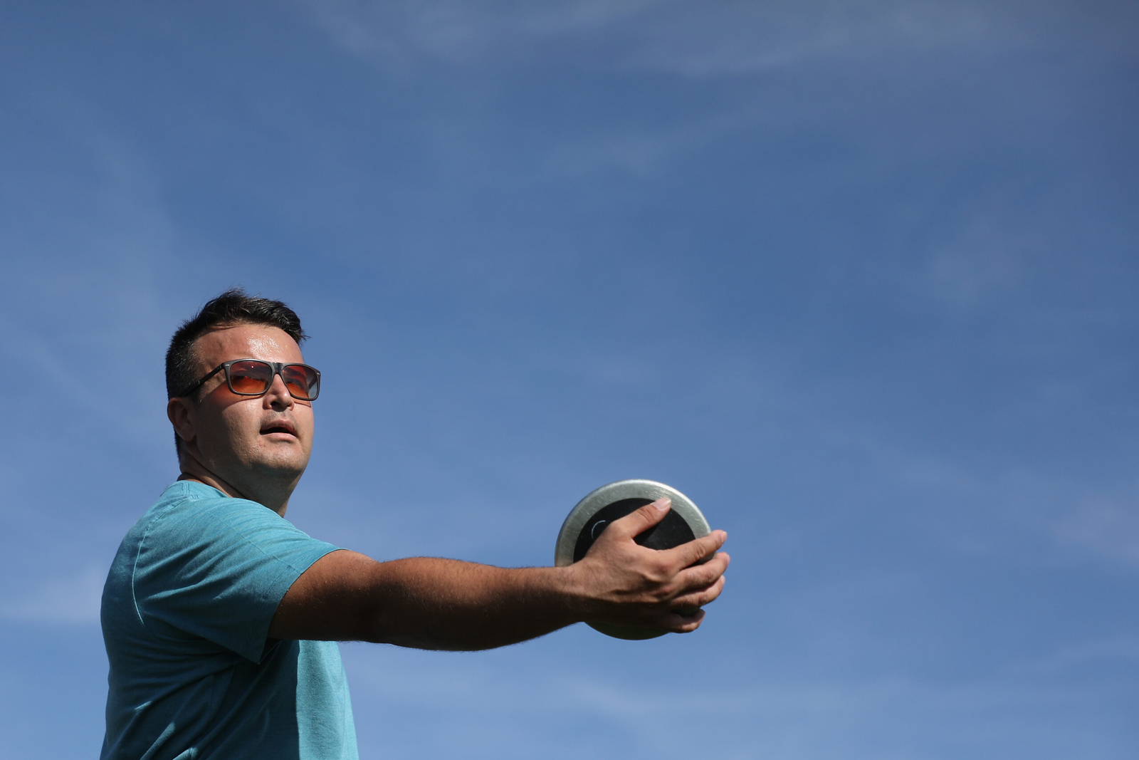 Le réfugié iranien Sharhad Nasajpour lors d'une séance d'entraînement athlétique en Arizona, aux États-Unis. © Getty Images / Christian Petersen