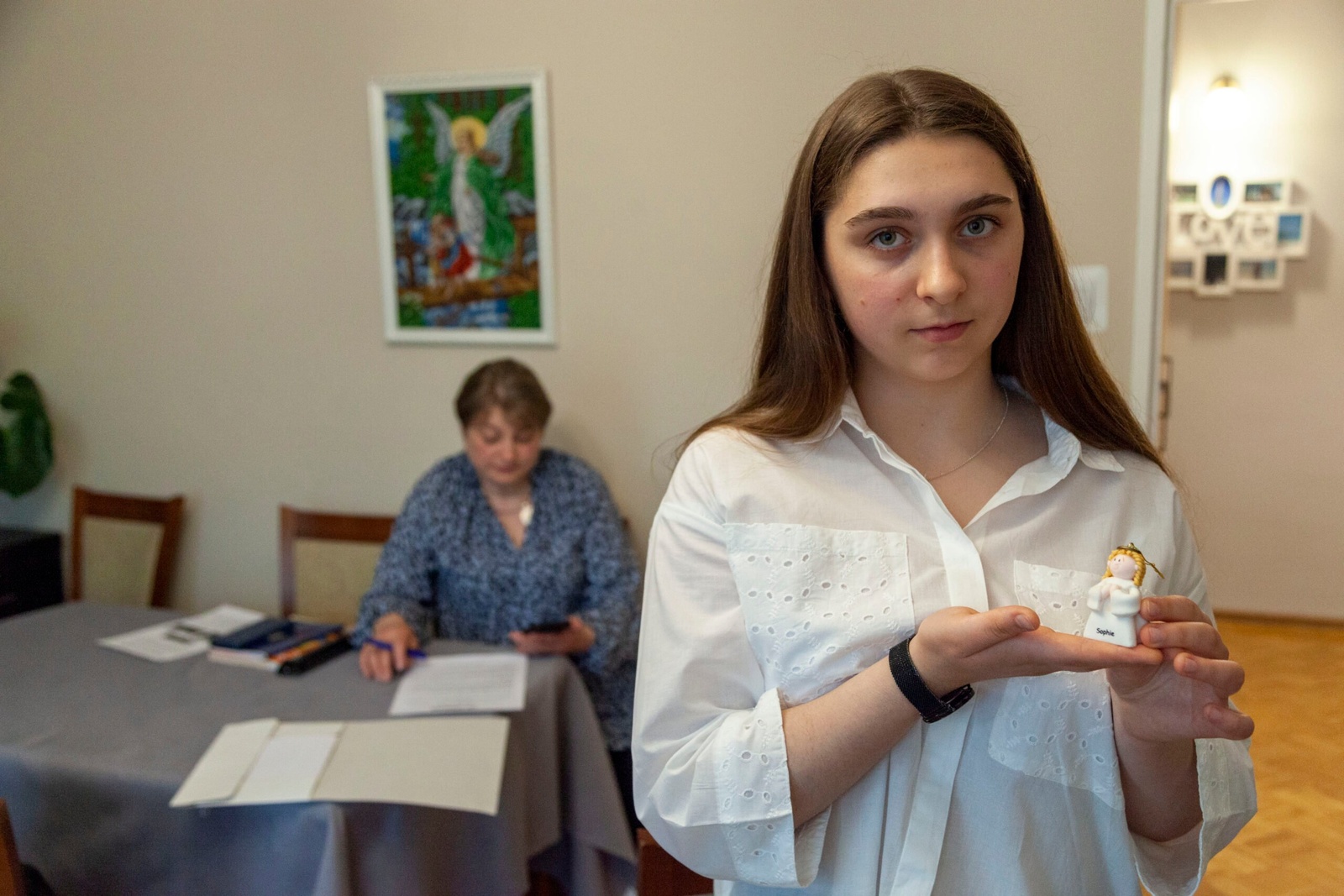 Sofia toont een figuurtje van een beschermengel dat ze meebracht van haar thuis in Ternopil, Oekraïne. © UNHCR/Rafal Kostrzynski