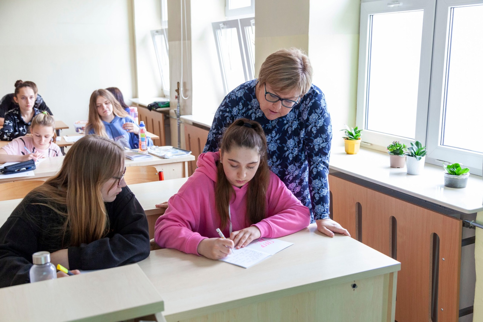 Leerkracht Ewa Golofit geeft een les aardrijkskunde aan Sofia en haar klasgenoten. © UNHCR/Rafal Kostrzynski