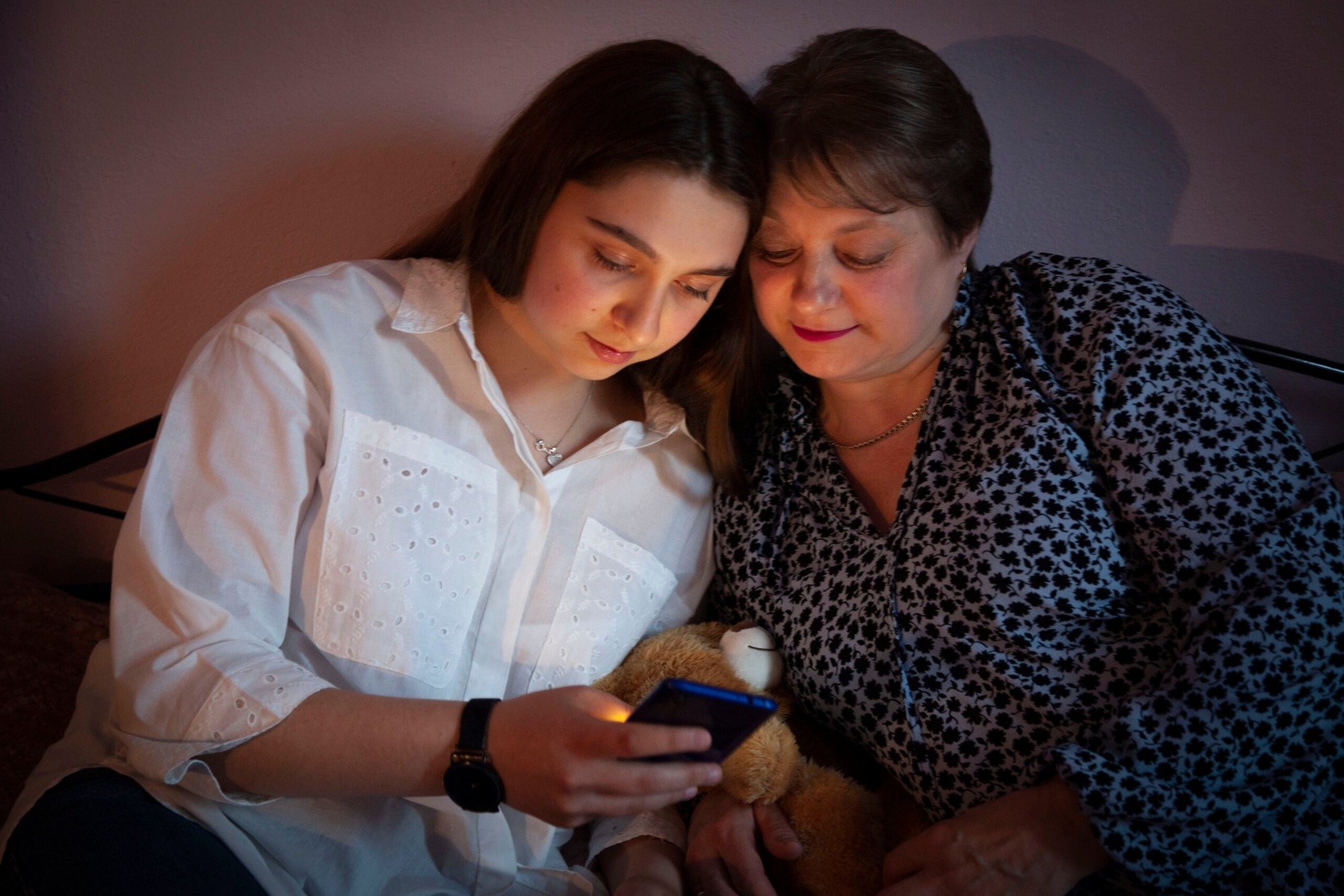 Sinds ze Oekraïne ontvluchtte, verblijft Sofia bij haar grootmoeder Zola, die al 30 jaar in Polen woont. © UNHCR/Rafal Kostrzynski