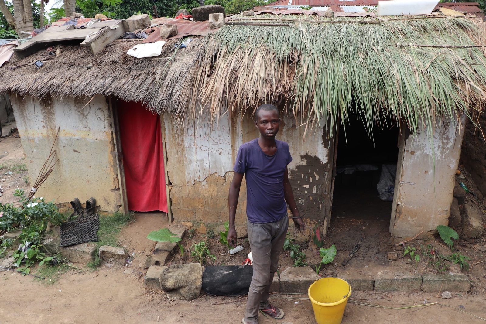 Kamwala Mbelo, 41, a fui son village, Etumba na ngwaka, où les confrontations communautaires ont provoqué la mort de plusieurs personnes. Il a été accueilli à Bandundu, dans la province du Kwilu, par un chef traditionnel. Le voici devant la hutte qui lui sert d’abri. © HCR/Simon Lubuku