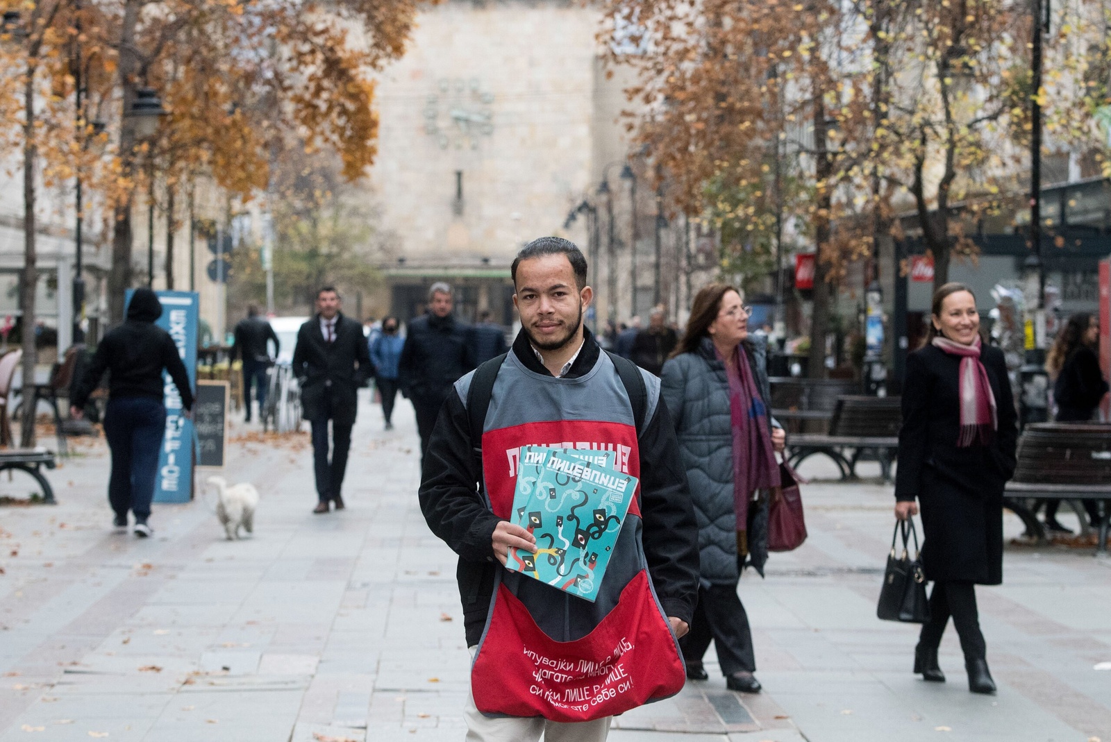 Valentin verkoopt magazines op straat in Skopje. © UNHCR/Robert Atanasovski