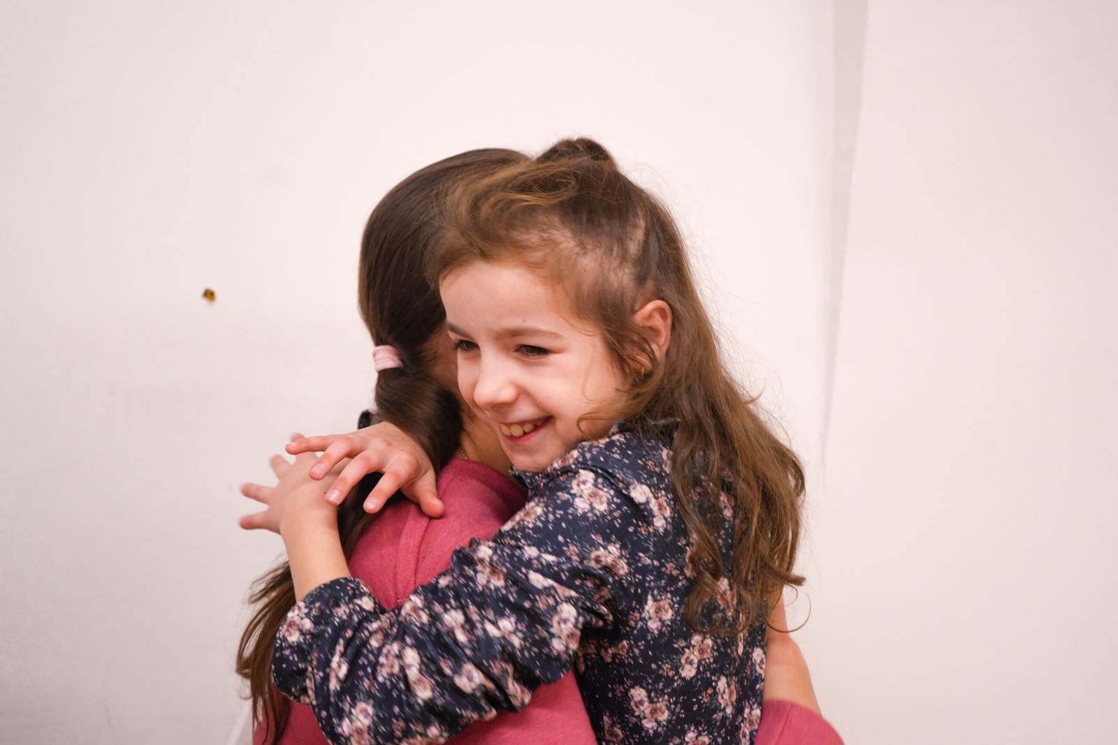 Maria omhelst haar moeder, Liudmyla, die zegt dat de sessies met Noir een positieve impact gehad hebben op haar dochter. © UNHCR/Zsolt Balla