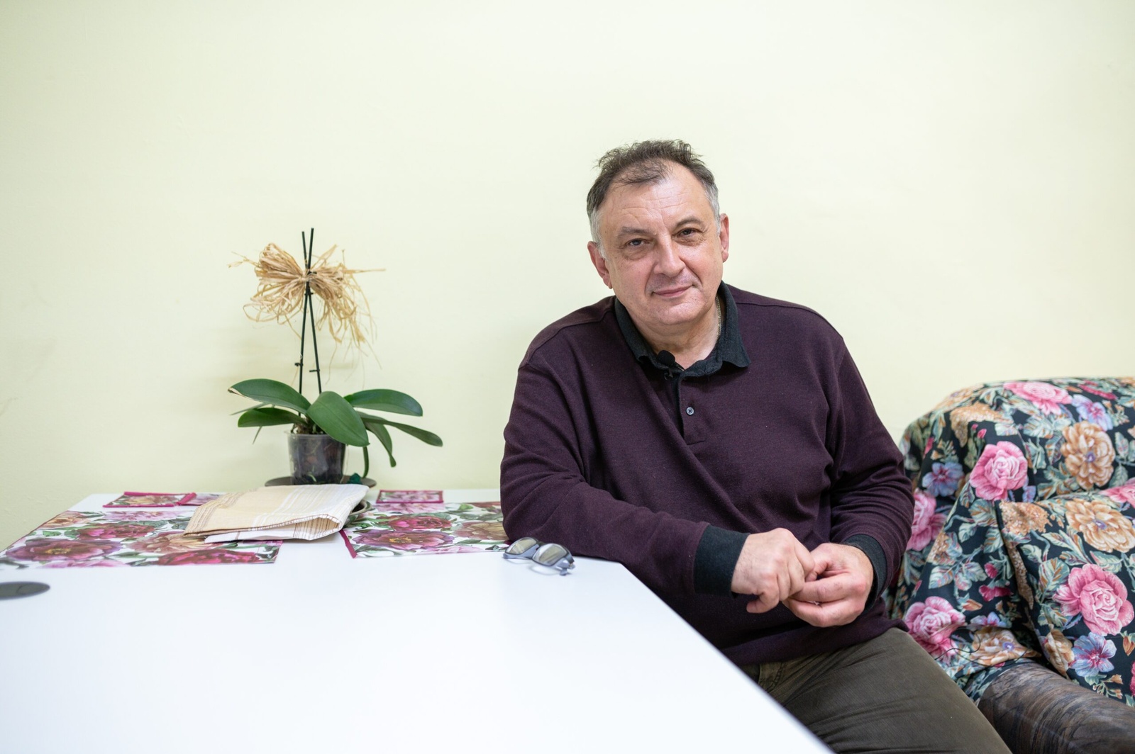 Igor Prohorov, un médecin ukrainien de 61 ans, apporte un soutien sanitaire gratuit aux autres résidents du centre.. © HCR/Nikolay Stoykov