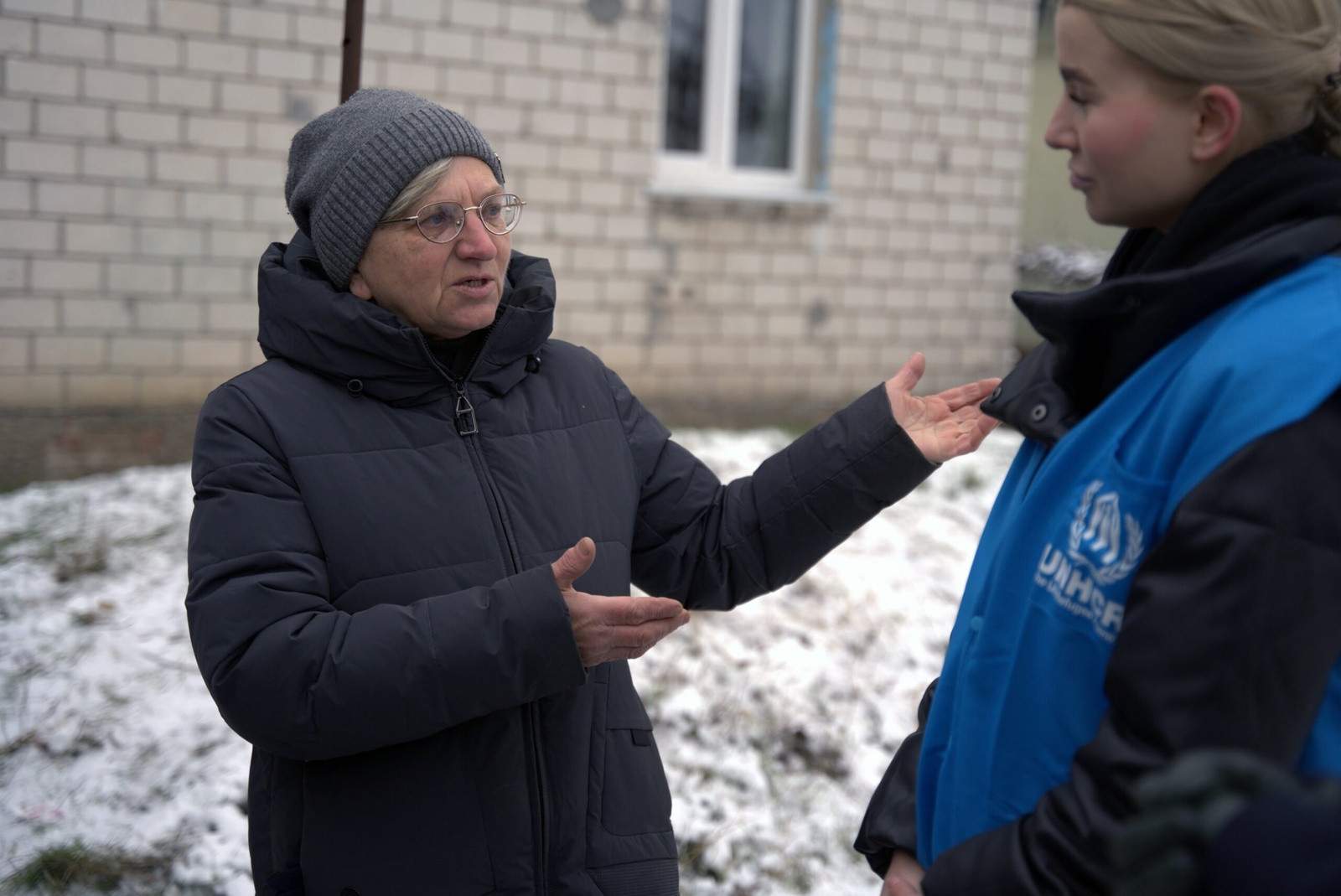 Tamara en een UNHCR-werknemer. © UNHCR/Victoria Andrievska
