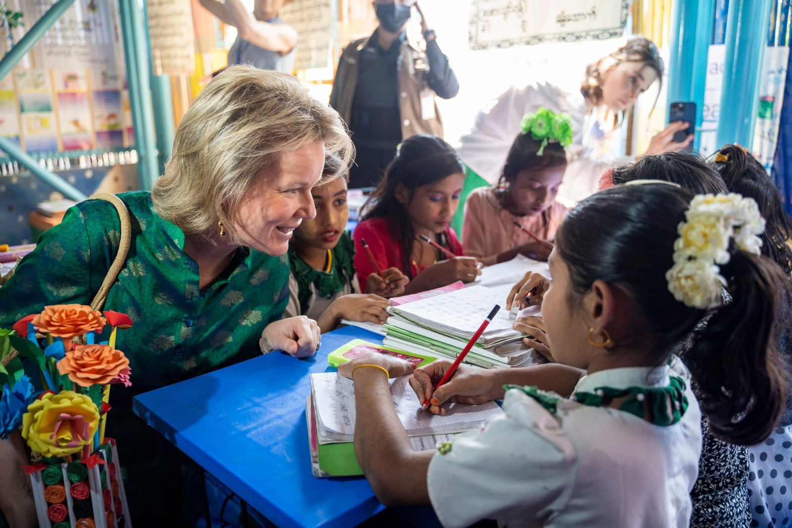 La Reine Mathilde parle à des enfants au centre d'apprentissage pour les réfugiés Rohingya, géré par le HCR et le CODEC, lors de sa visite au camp de réfugiés Rohingya à Ukhiya, Cox's Bazar, Bangladesh, le 7 février 2023. HCR Saikat Mojumder