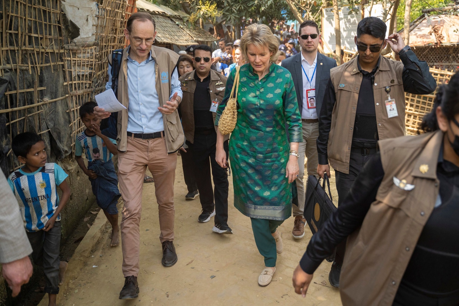 La reine Mathilde dans les rues du camp de réfugiés Rohingya à Ukhiya, Cox's Bazar au Bangladesh le 7 février 2023. HCR Saikat Mojumder