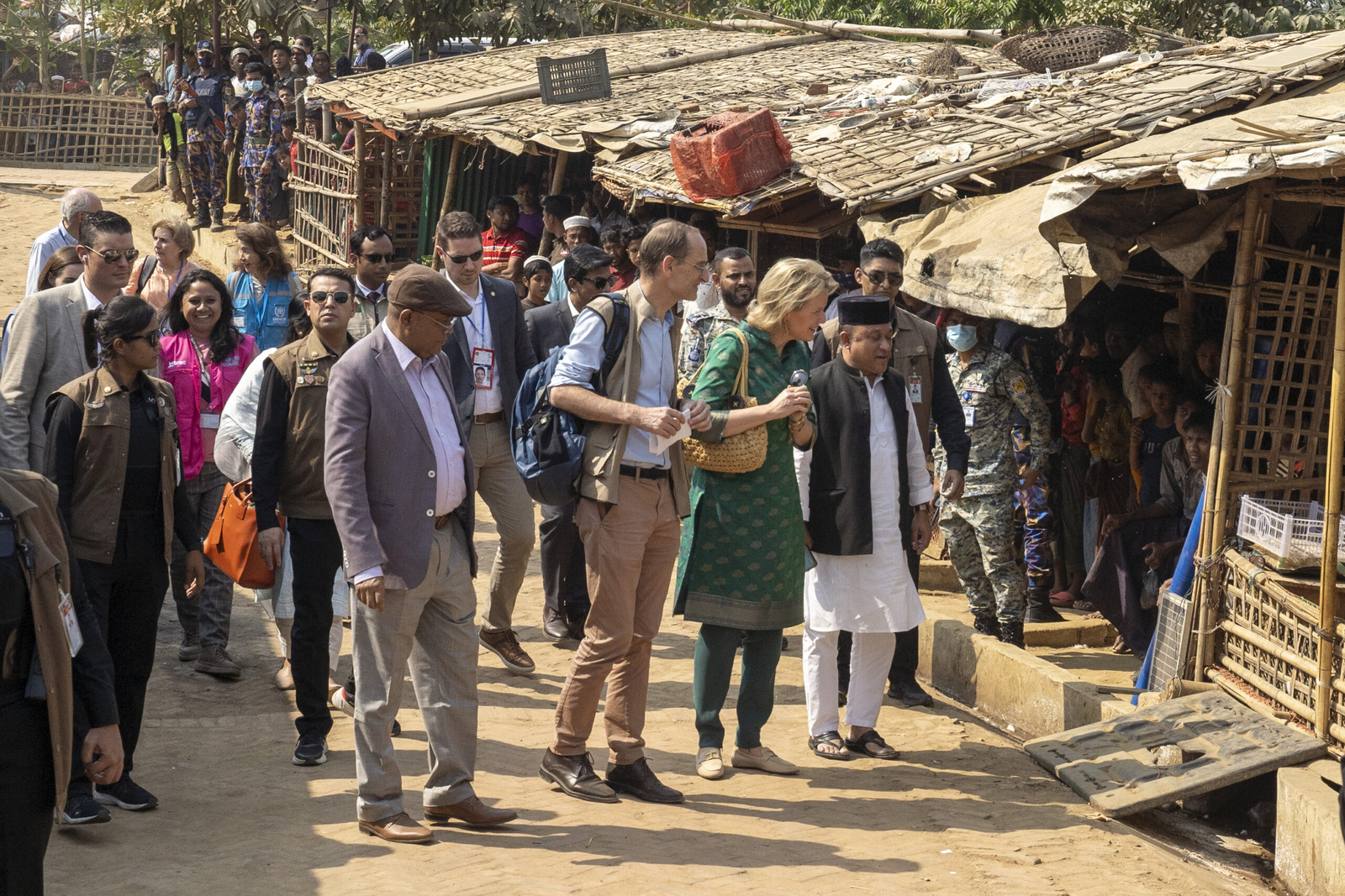 La reine Mathilde dans les rues du camp de réfugiés Rohingya à Ukhiya, Cox's Bazar au Bangladesh le 7 février 2023. HCR Saikat Mojumder